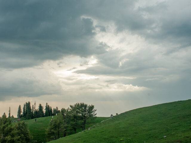 https://www.looklify.com/wp-content/uploads/2023/03/Landscape_of_Mushkpuri_top_Nathia_Gali_hills-640x480.jpg